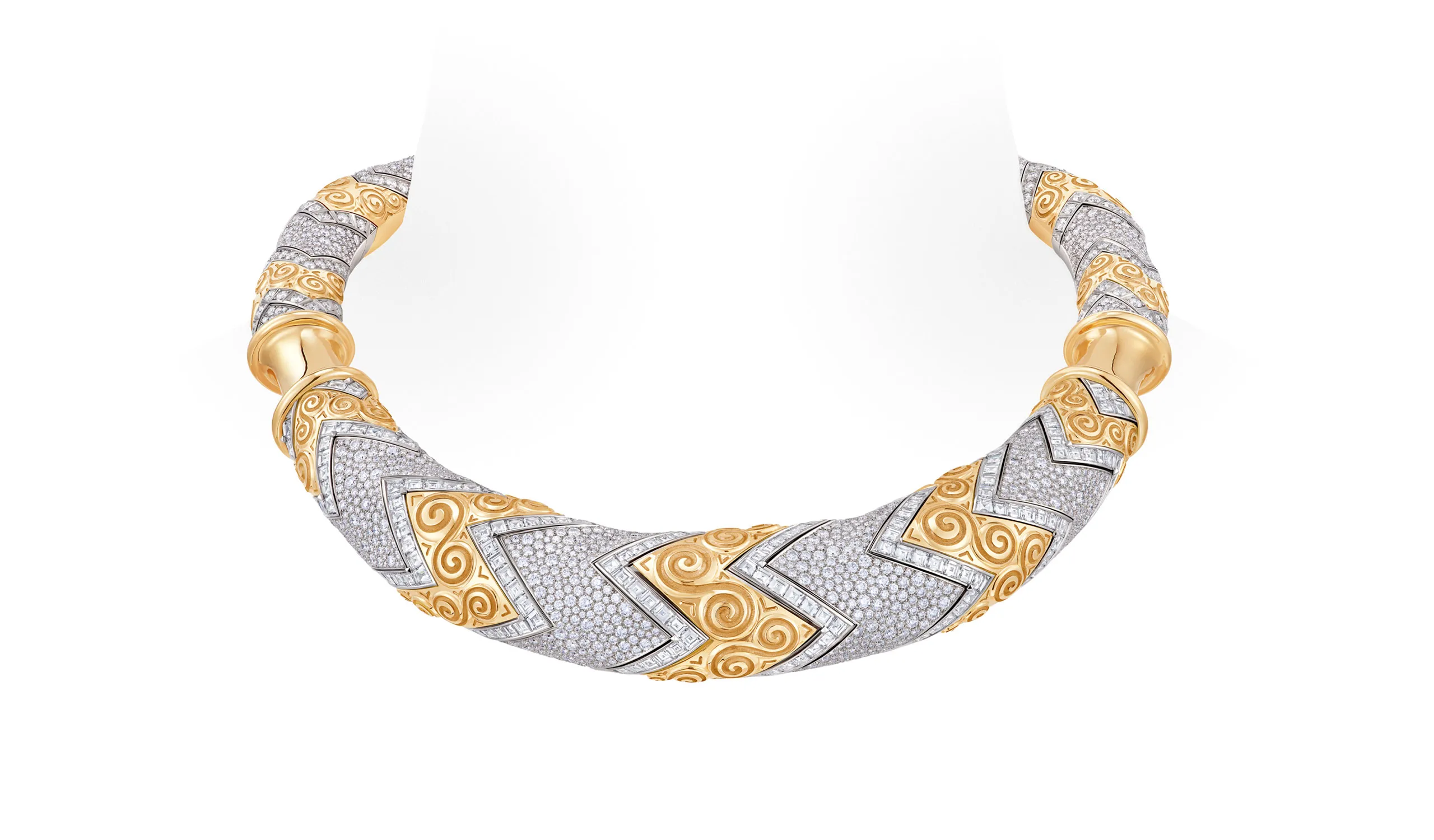 <p>In the Totem chapter, swirling shapes are are juxtaposed with House signatures, including the chevron shape and the combination of 18k yellow and white gold</p>

