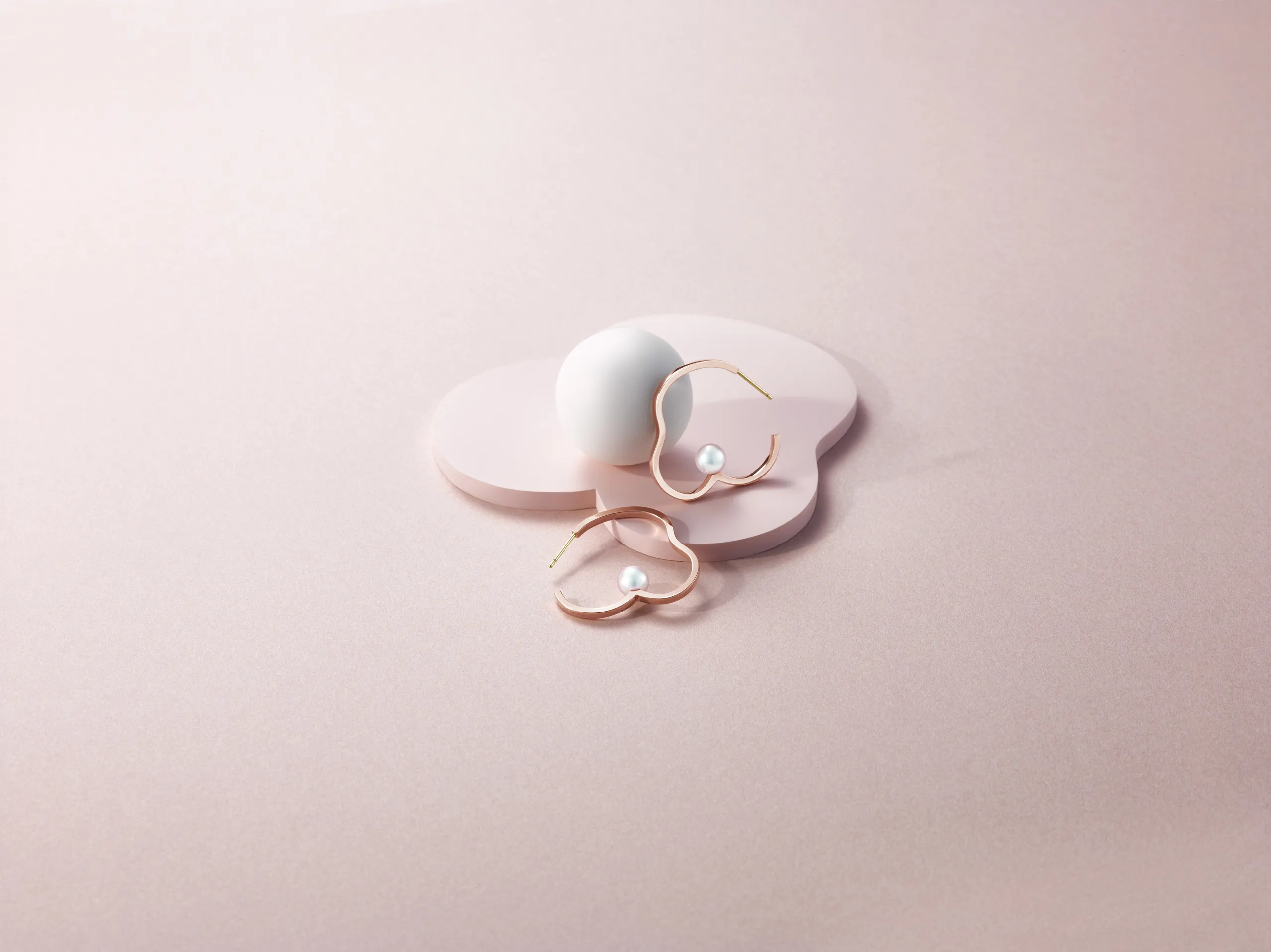 <p>Tasaki Chants hoop earrings in SAKURAGOLD™, featuring Akoya pearls</p>