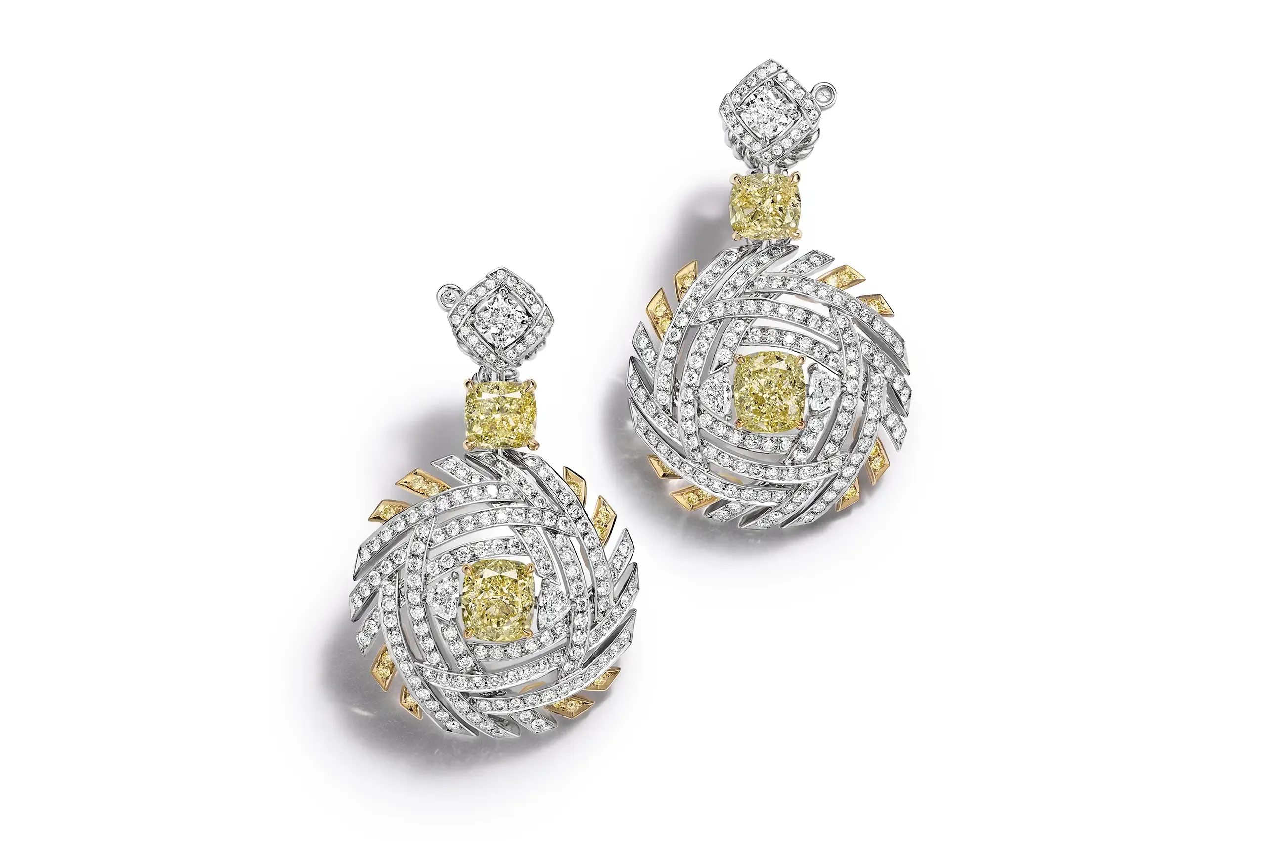 Set with yellow and white diamonds, the Blue Book Nest earrings translate the intricate structure of a bird’s nest into diamonds