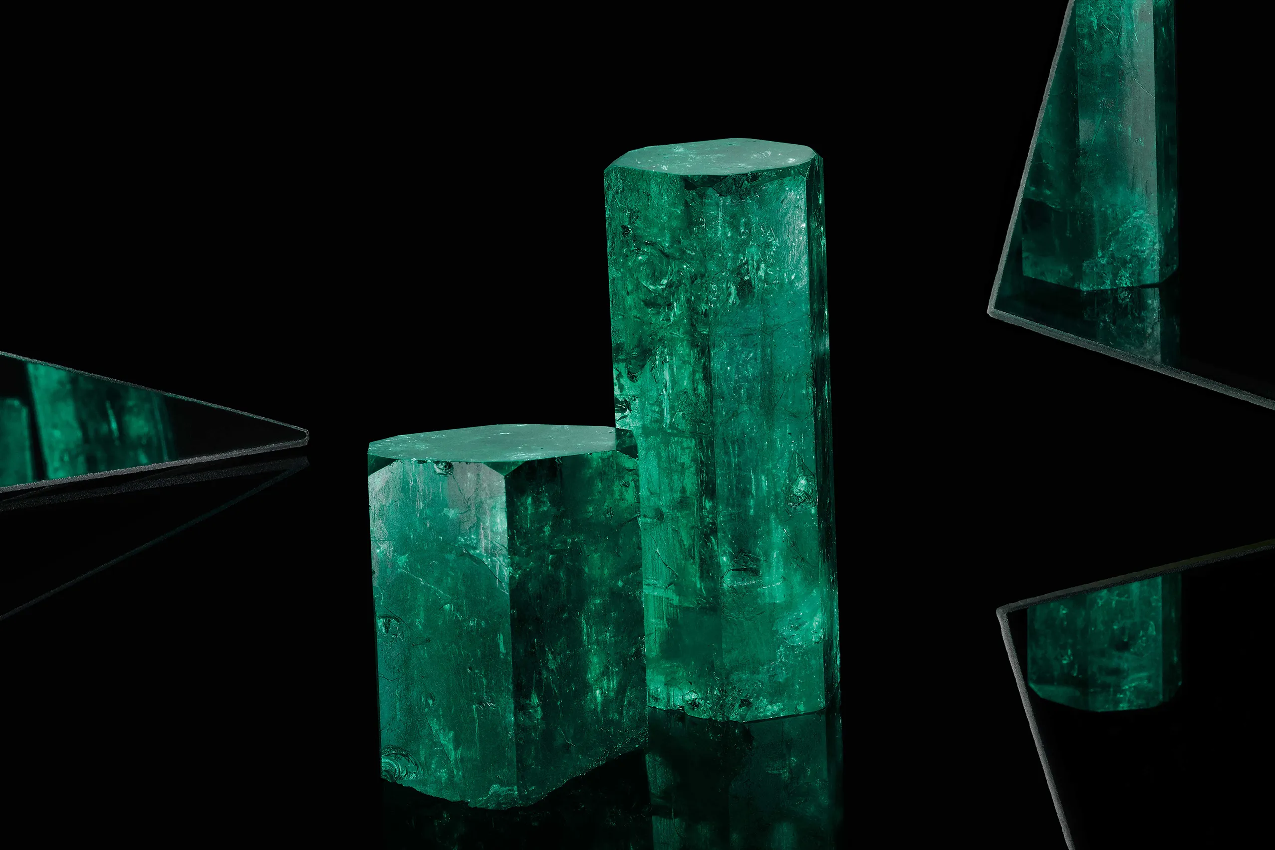 <p>Uncut Muzo emeralds</p>