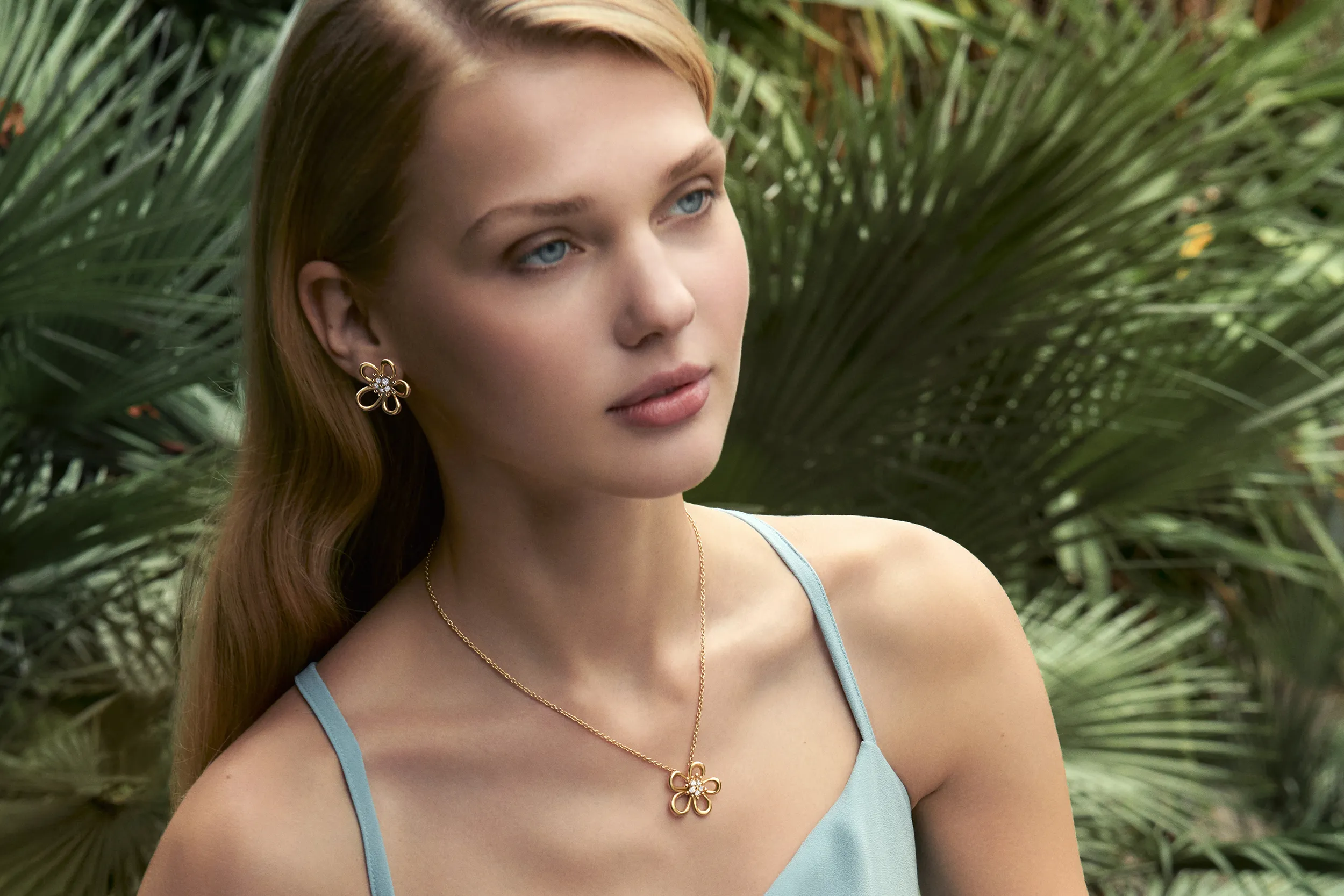 <p>Van Cleef &amp; Arpels Flowerlace pendant and earrings in 18k yellow gold with diamonds</p>
