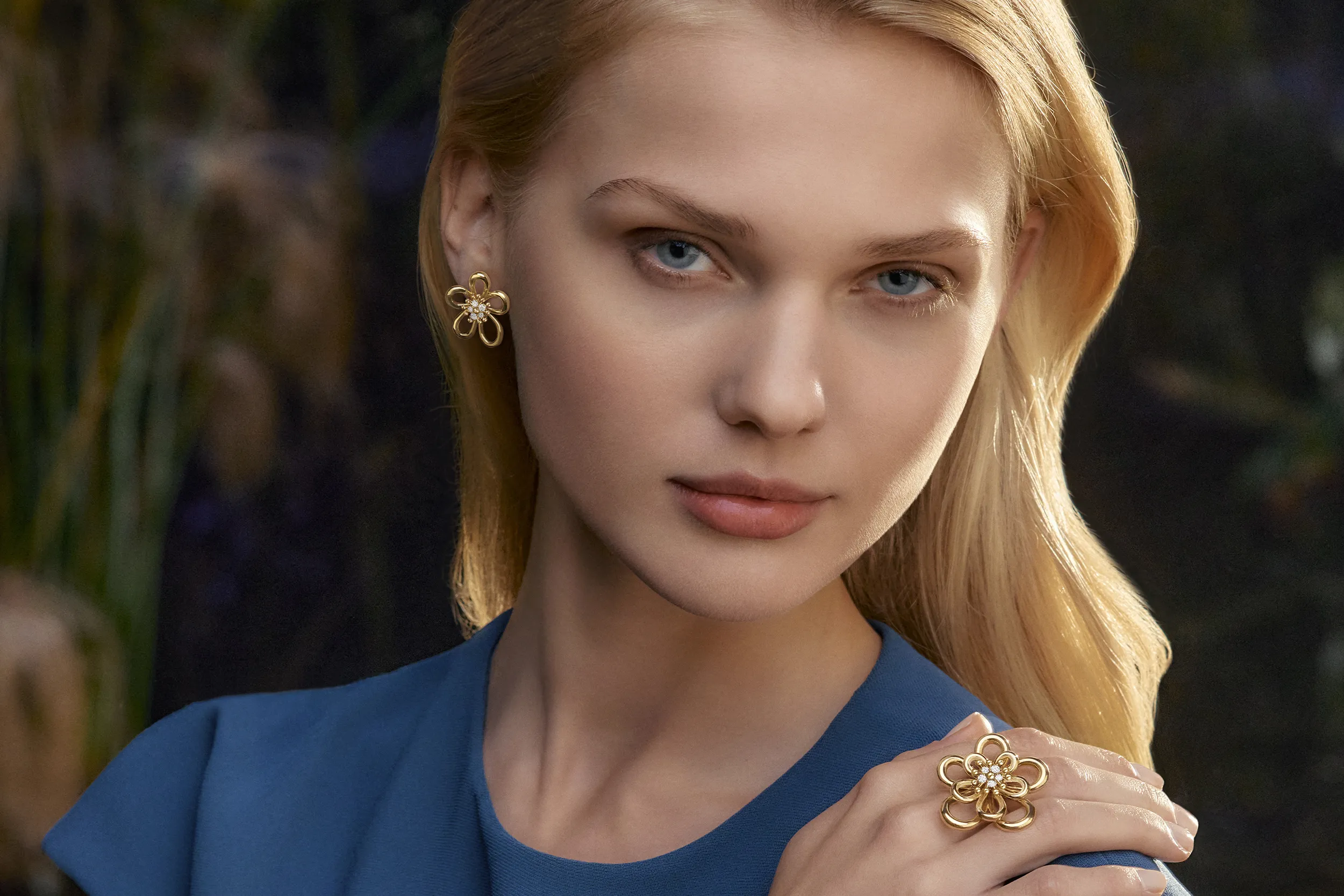 <p>Van Cleef &amp; Arpels Flowerlace ring and earrings in 18k yellow gold with diamonds</p>
