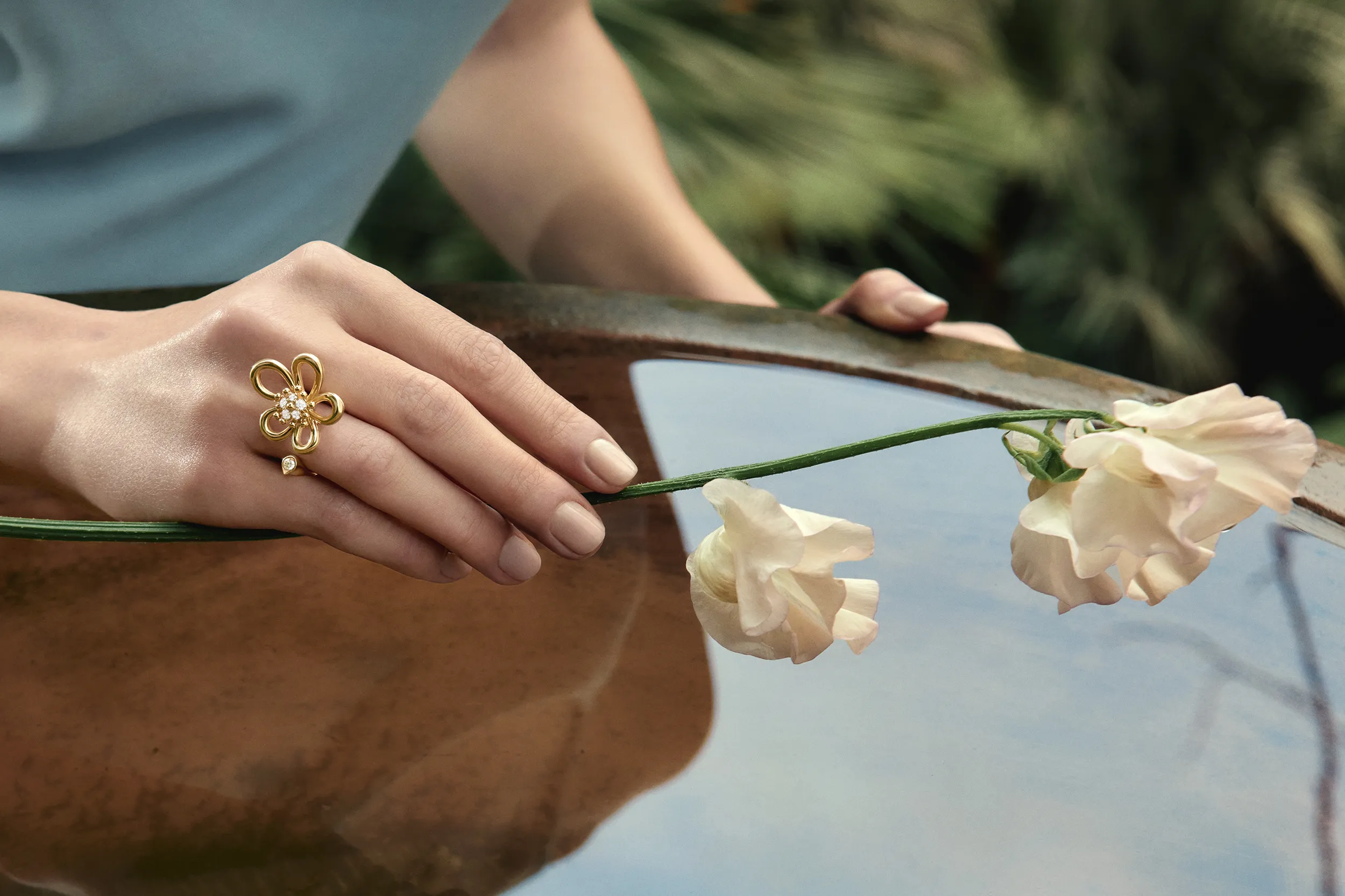 <p>Van Cleef &amp; Arpels Flowerlace between the finger ring in 18k yellow gold with diamonds</p>
