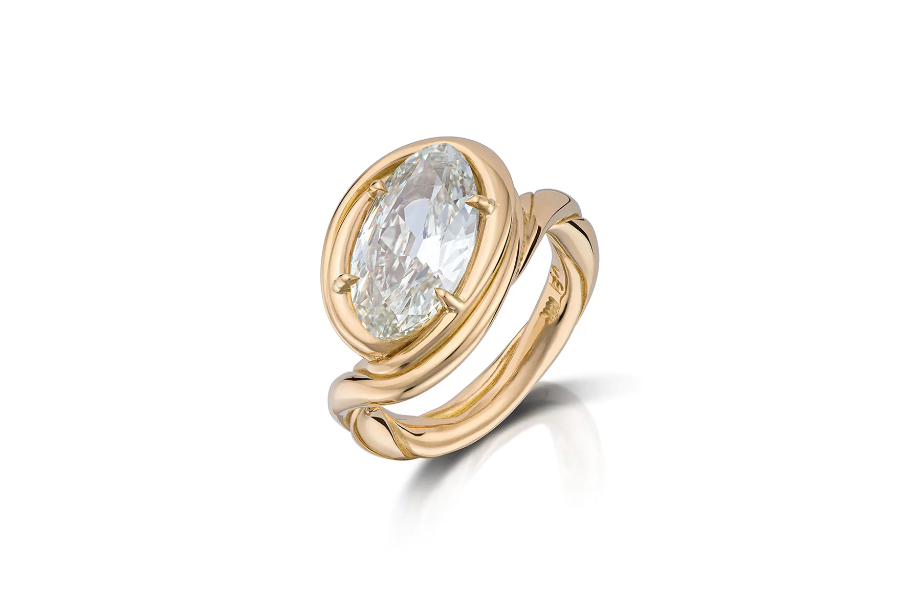 <p>Vanessa Fernandez east west ring, set with an oval diamond in 18K yellow gold.</p>