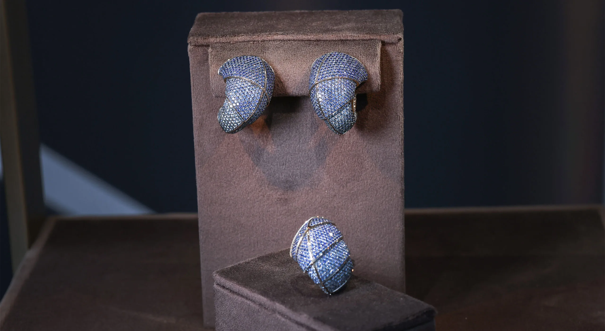 <p>Vhernier Profilo Di Stelle ring and ear clips from the Ardis High Jewellery collection with 7.70 carats of blue sapphires and 12.42 carats of blue sapphires, respectively, set in 18k white gold  </p>
