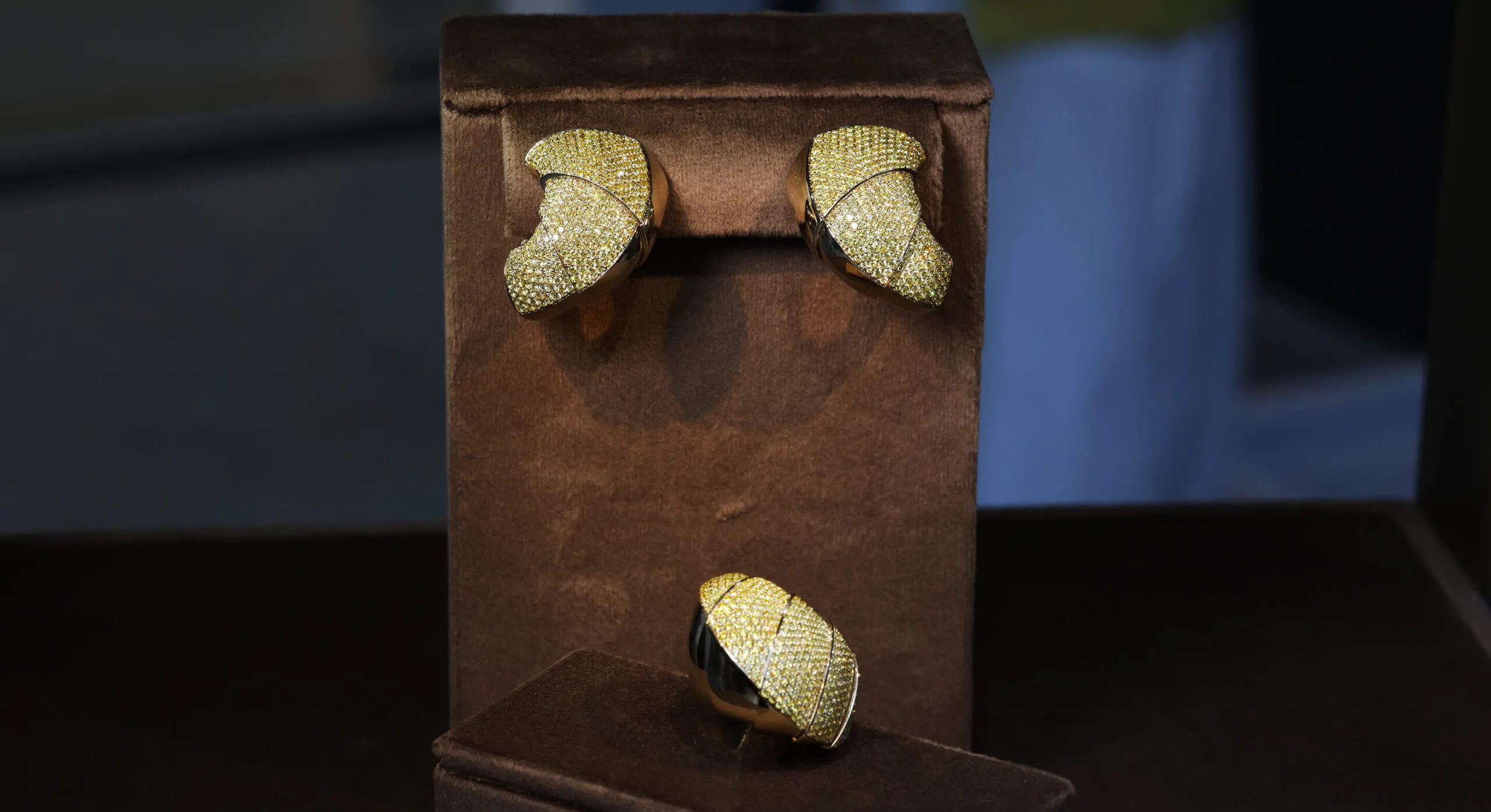 <p>Vhernier Profilo Del Sole ring and ear clips from the Ardis High Jewellery collection with 3.40 carats of yellow diamonds and 7.45 carats of yellow diamonds, respectively, set in 18k white gold </p>
