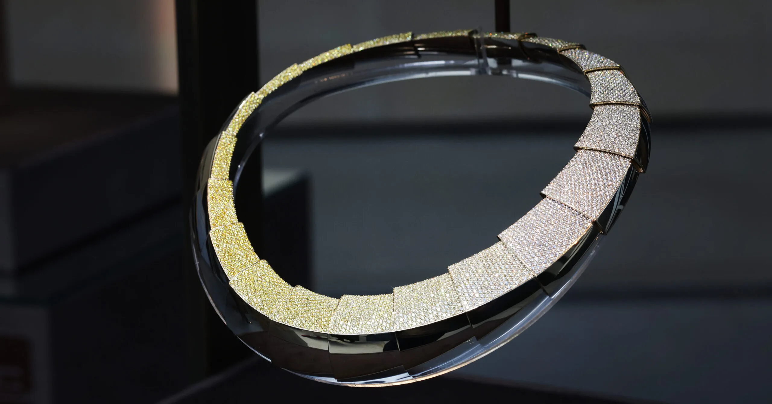 <p>Vhernier Profilo Del Sole necklace from the Ardis High Jewellery collection with 987 white diamonds weighing 7.50 carats and 1,708 yellow diamonds weighing 12.80 carats, set in 18k white gold </p>
