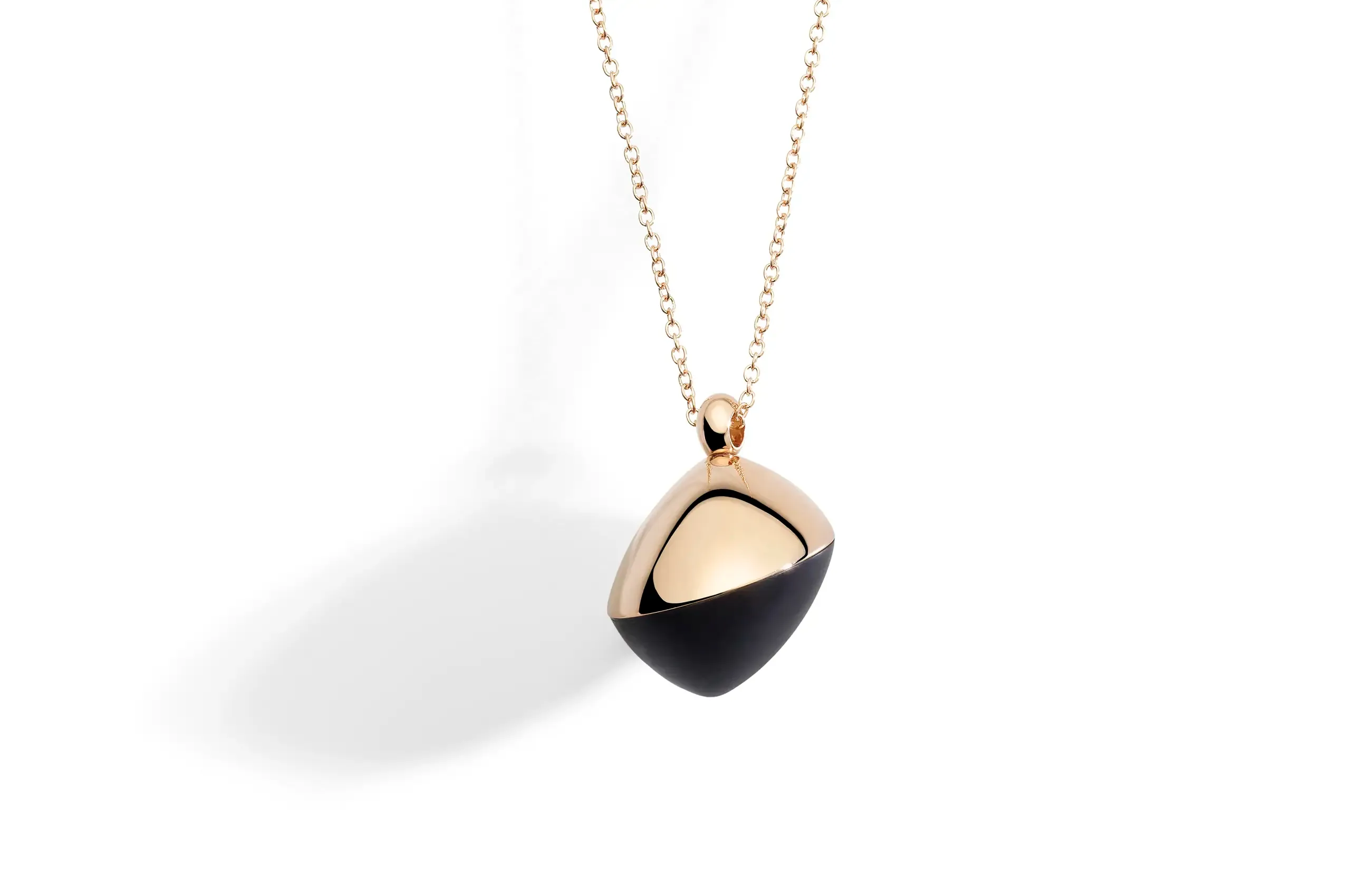 The renewed Trottola collection demonstrates Vhernier’s mastery of material contrast, transforming rose gold, black jet and diamonds into forms defined by movement and equilibrium.