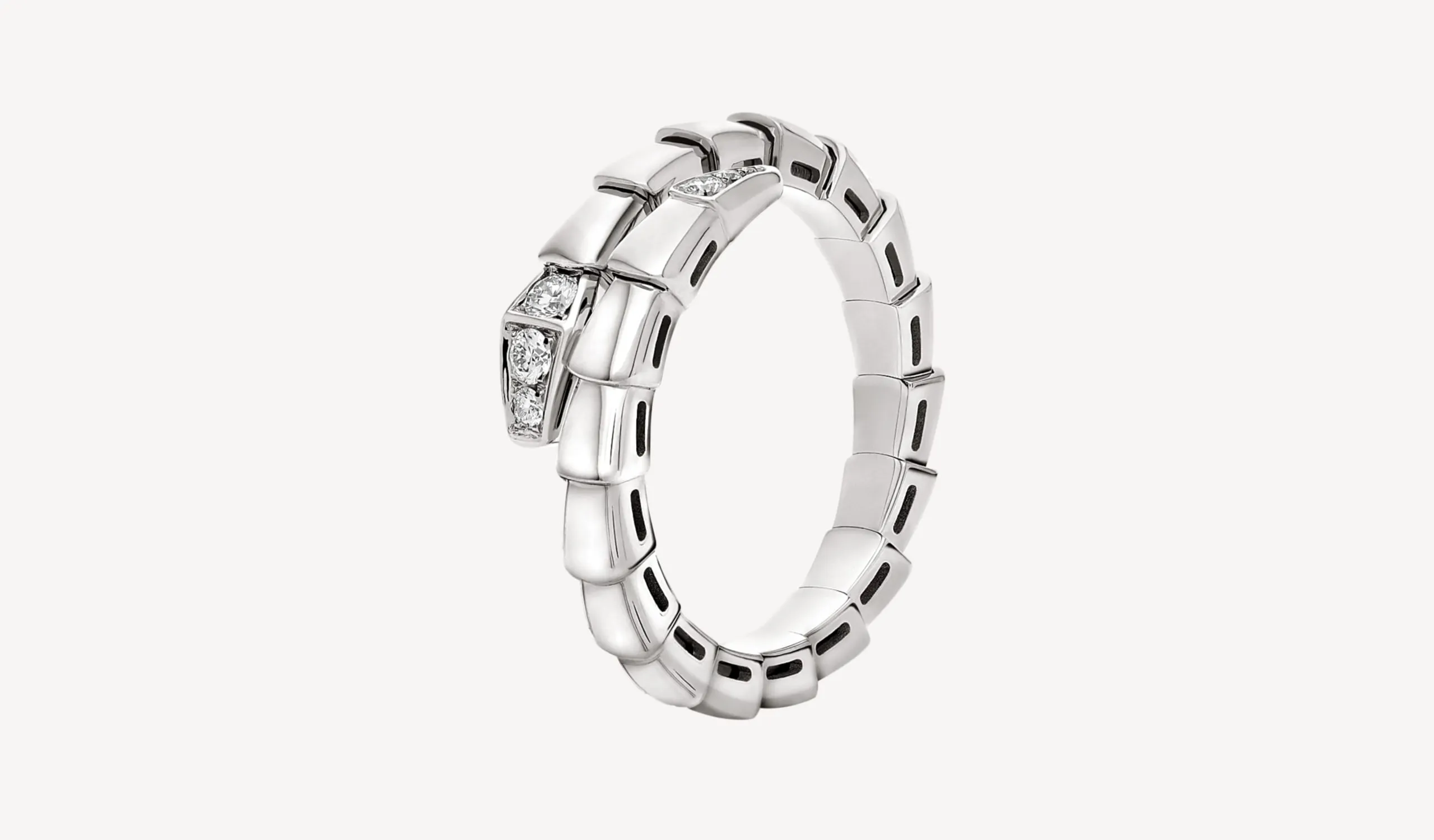 <p>Bvlgari Serpenti Viper ring set with pavé diamonds in 18k white gold</p>