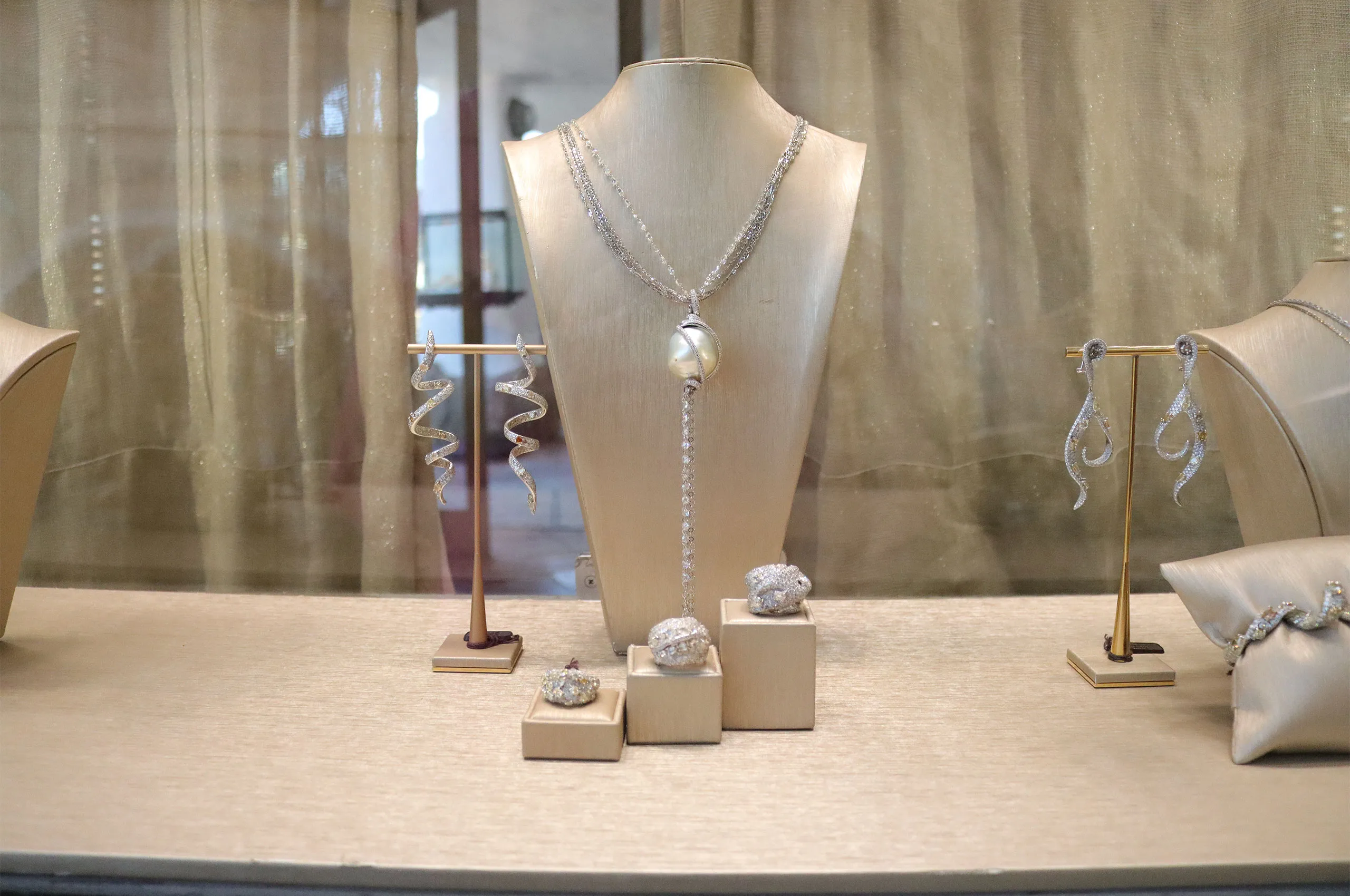 From the flowing Ribbon earrings to rings illuminated by the House’s signature ‘stardust’ pavé, movement and softness define the d’Avossa jewellery language