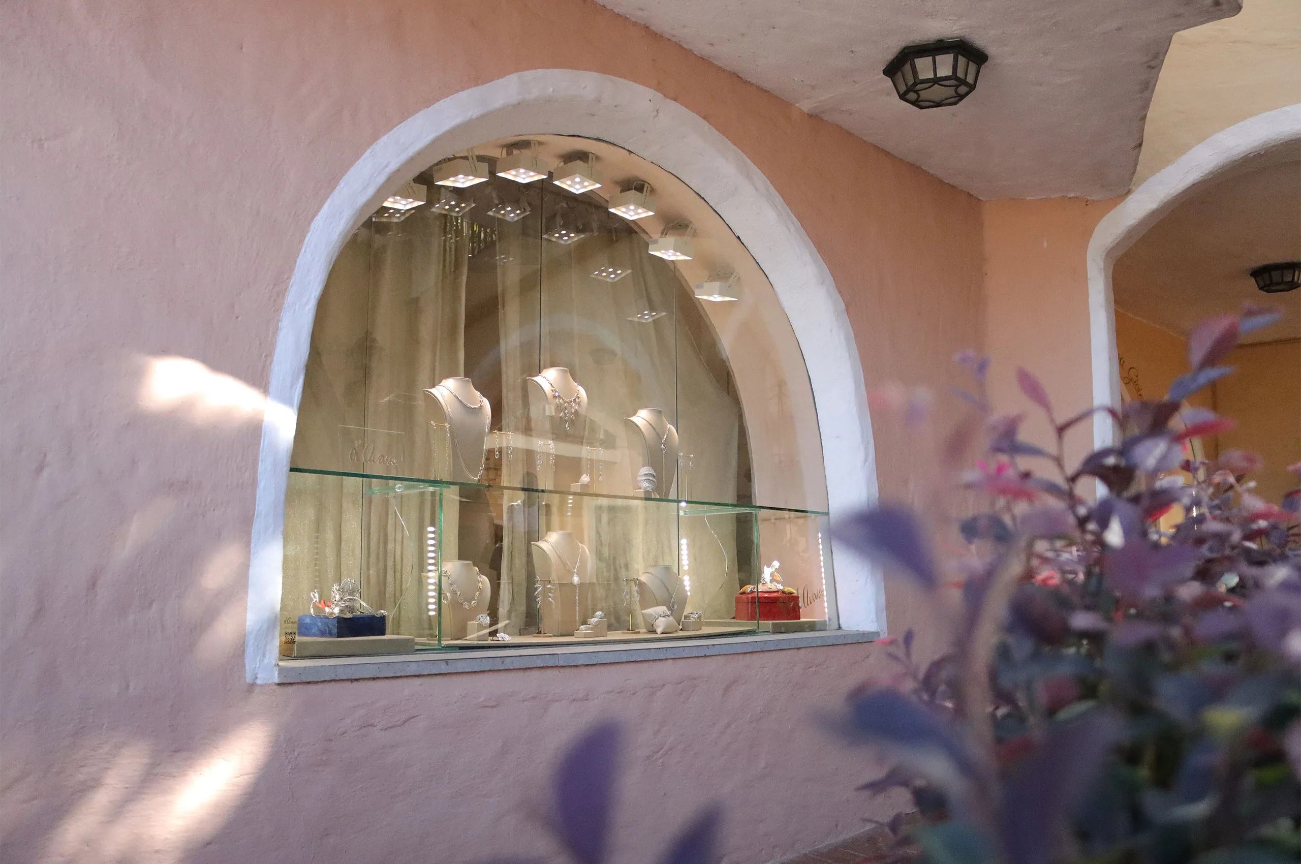 Each summer, d’Avossa welcomes collectors to its Porto Cervo boutique, where its sculptural High Jewellery finds a natural home amid the relaxed sophistication of the Costa Smeralda