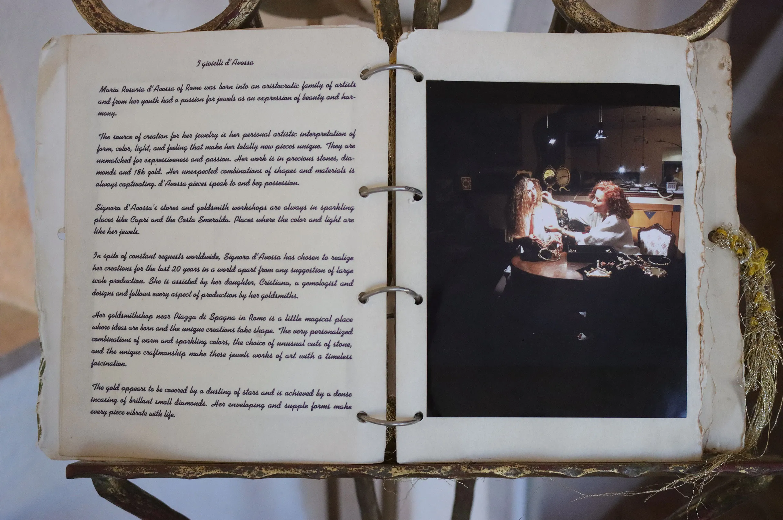 The story of d’Avossa began in 1975, when Misara d’Avossa founded the Roman jewellery house. Nearly five decades later, her artistic vision continues through her daughter, Cristiana