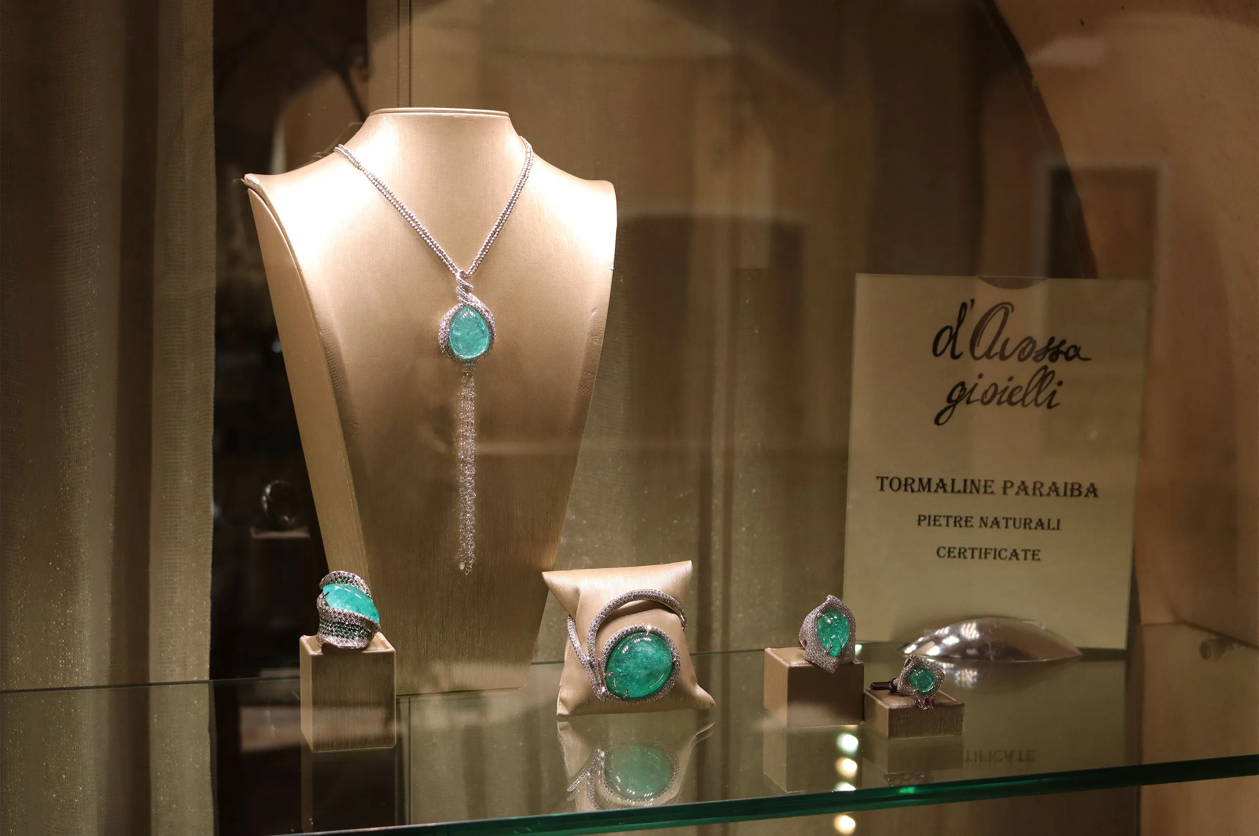 Paraíba tourmalines are among the gemstones that are closely associated with d'Avossa. Their vivid neon-blue colour perfectly reflects the House's passion for rare and expressive beauty