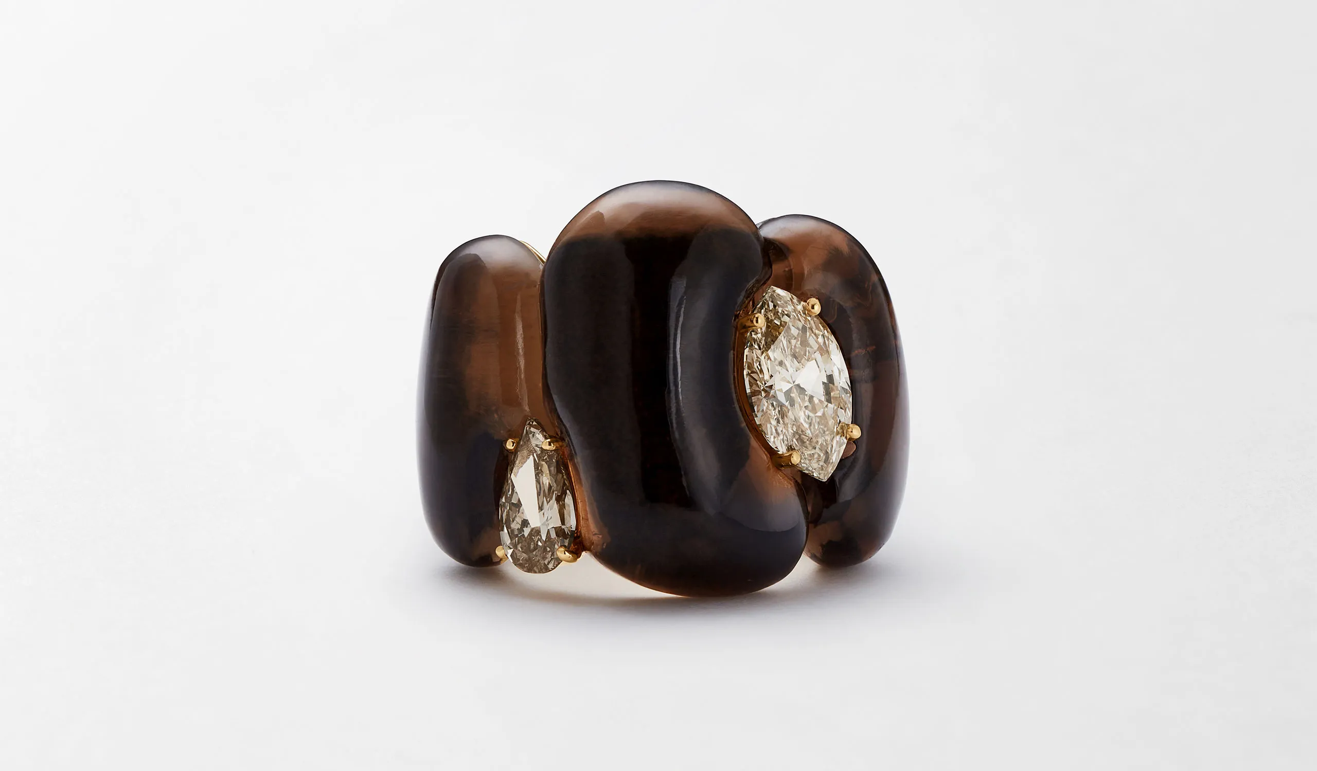 <p>Fernando Jorge High Fluid ring in 18K yellow gold, set with brown diamonds and smoky quartz</p>
