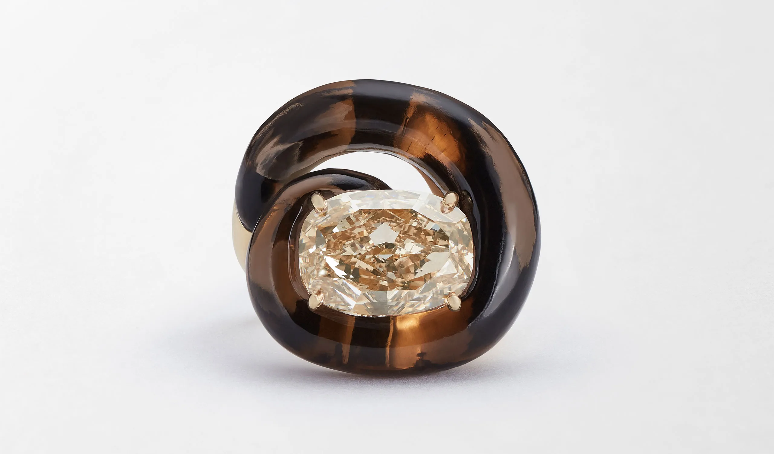 <p>Fernando Jorge High Swirl diamond ring in 18K yellow gold, set with a 7.02ct Fancy Light Yellow-Brown diamond and smoky quartz</p>
