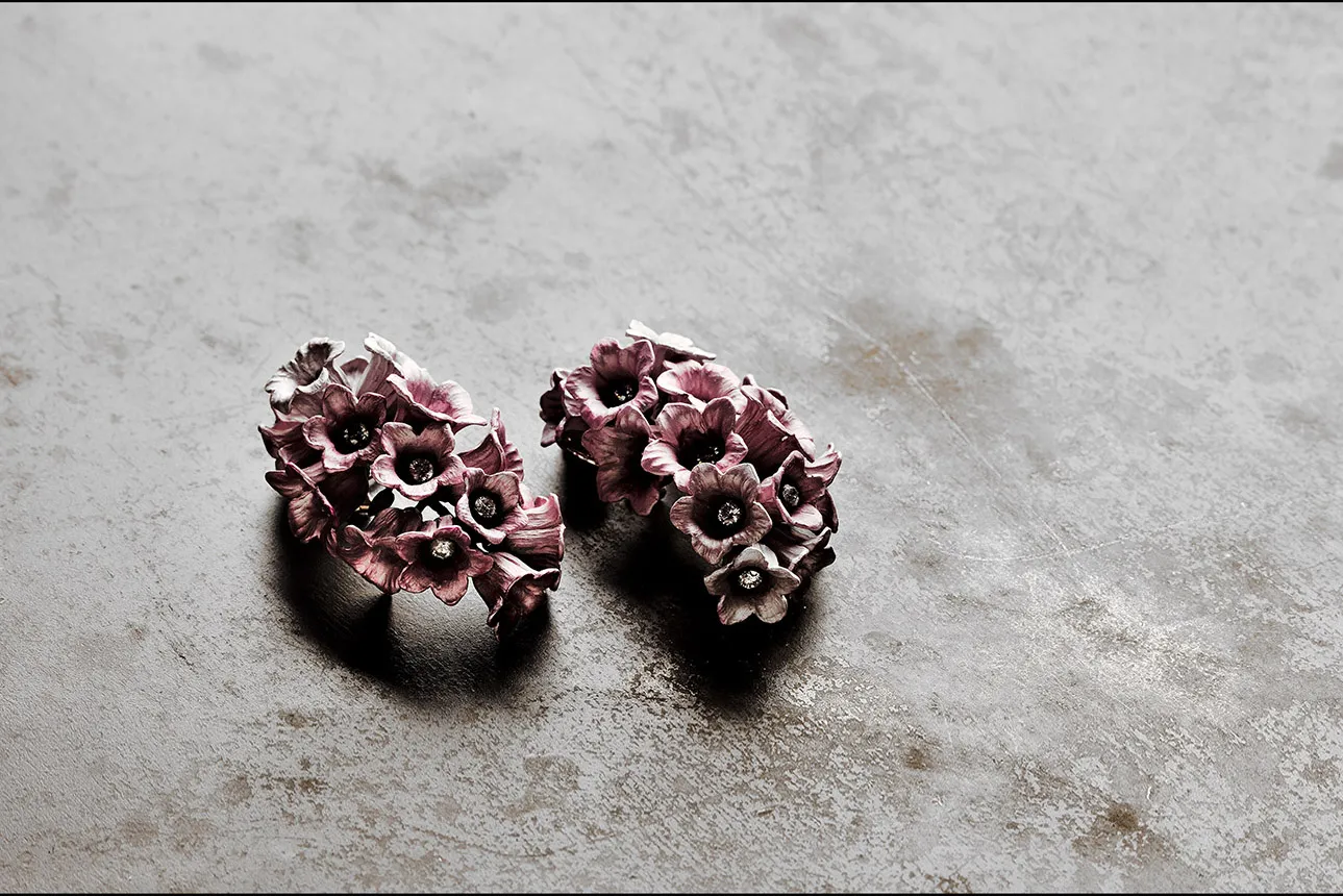 <p>Flower earrings by Hemmerle made of aluminium – silver – white gold – diamonds</p>