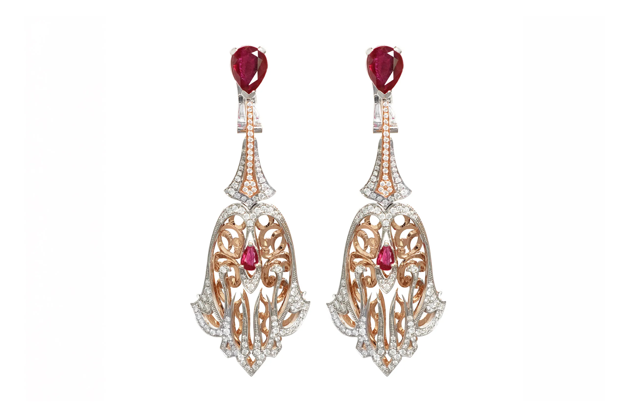 From the Heritage collection, these Bachtale earrings reinterpret the Khmisa, an ancestral symbol of protection, through a contemporary expression of Moroccan high jewellery
