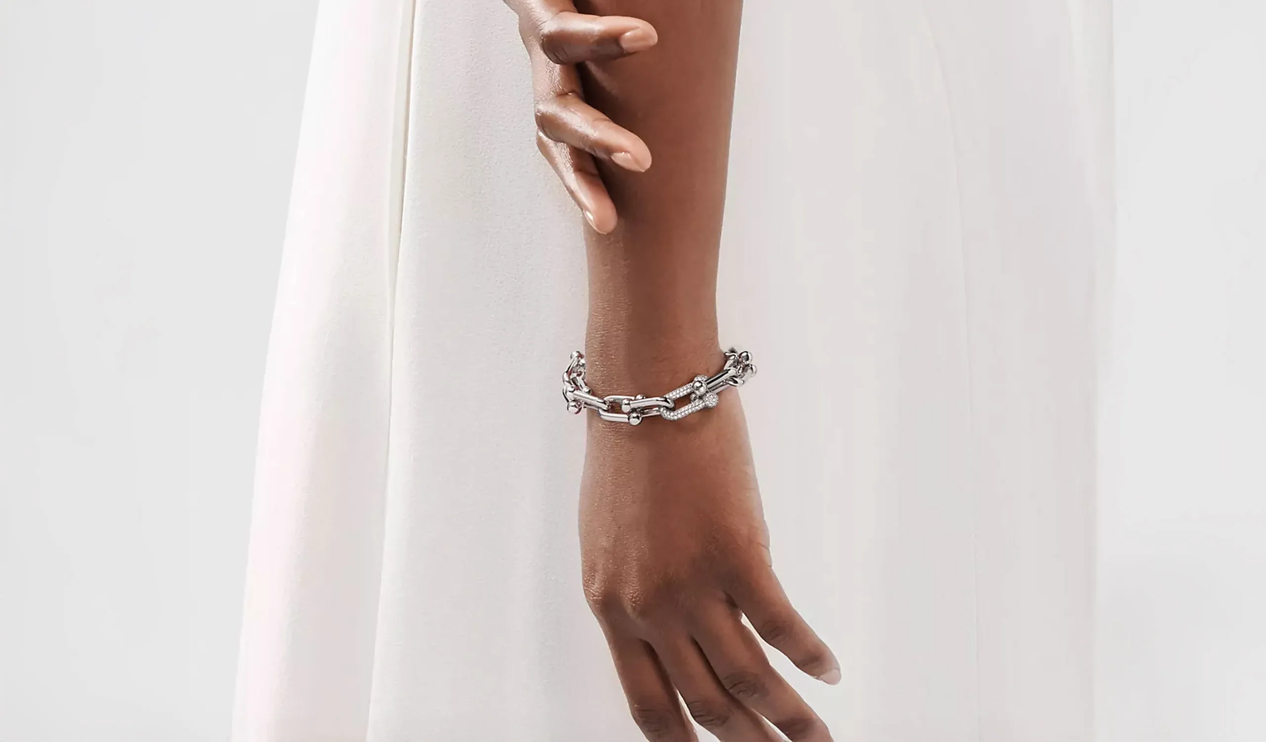 <p>Tiffany & Co. large link diamond bracelet in white gold</p>