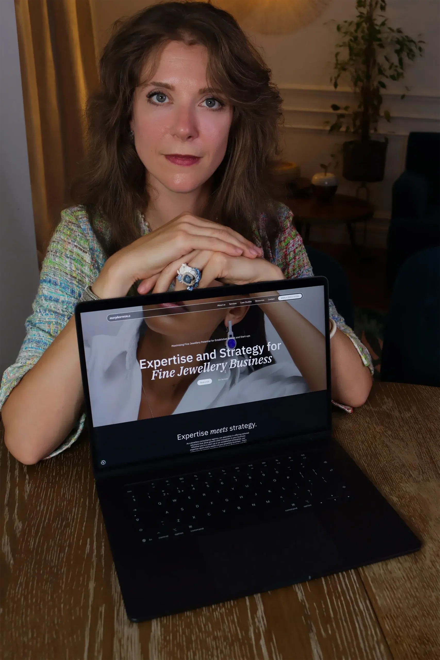 Pamela Hastry brings 25 years of jewellery industry experience to Morphee World, as well as first-hand knowledge as a designer, goldsmith and gemmologist
