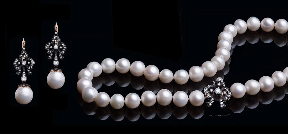 <p>Ekaterina Kostrigina pearl set with diamonds in yellow gold and silver</p>