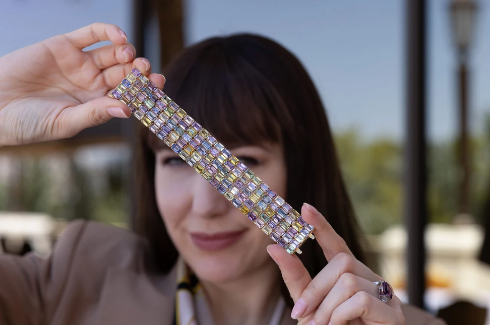 Katerina Perez gets up close with Bayco’s rainbow of natural, unheated sapphires – 126.19 carats in total in this extraordinary five-row bracelet