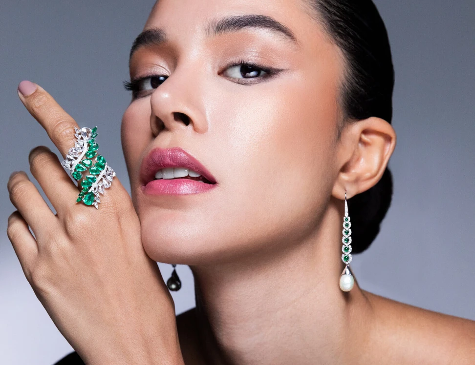 <p>A model wears emerald, diamond and natural Bahraini pearl jewellery by Yka Pearls </p>
