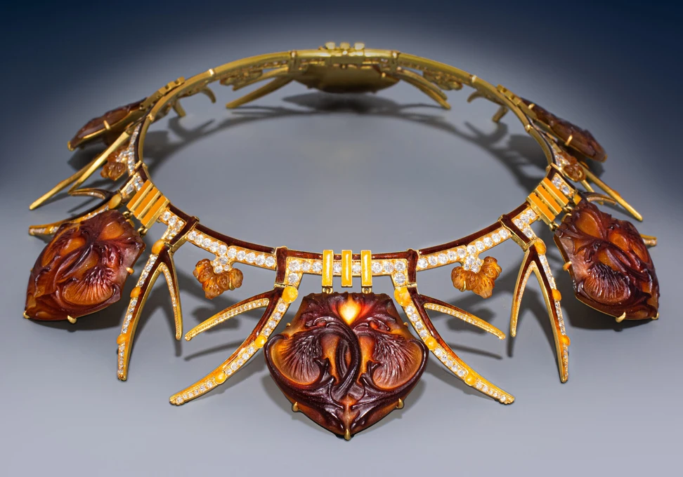 <p>Epoque Fine Jewels will showcase this important Art Nouveau thistle necklace by René Lalique (c. 1905) with moulded, amber-coloured glass, yellow enamel, and diamond-set thorns, at TEFAF Maastricht 2025</p>