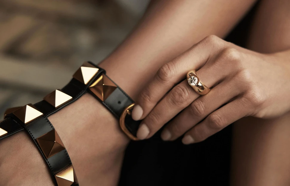 <p>A model wears the Schaffrath Liberté ring in 18k yellow gold with a 2 carat G-colour, VS clarity centre stone</p>