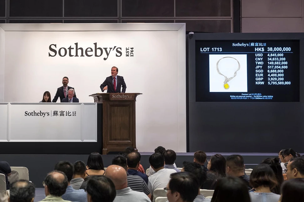 <p>Anna Hu’s ‘Dunhuang Pipa’ necklace selling at Sotheby’s for US$5.78 million (HK$45.34 million)</p>
