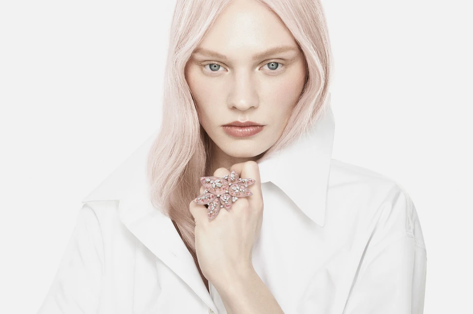 A model wears the Boucheron Flower ring with a 0.71-carat E-colour, VVS1 pear-cut diamond, 141 carats of pink quartz, further diamonds and sapphire glass in pink gold, white gold and platinum from the Human Being Carte Blanche High Jewellery collection