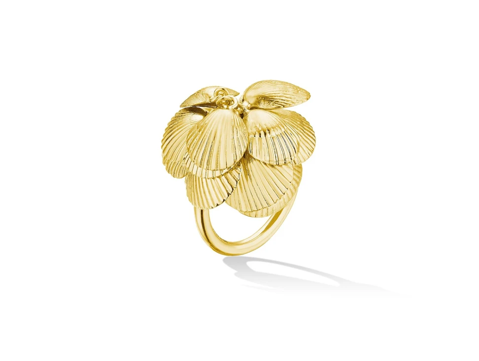 <p>Cadar Shell charm ring crafted in 18k gold</p>