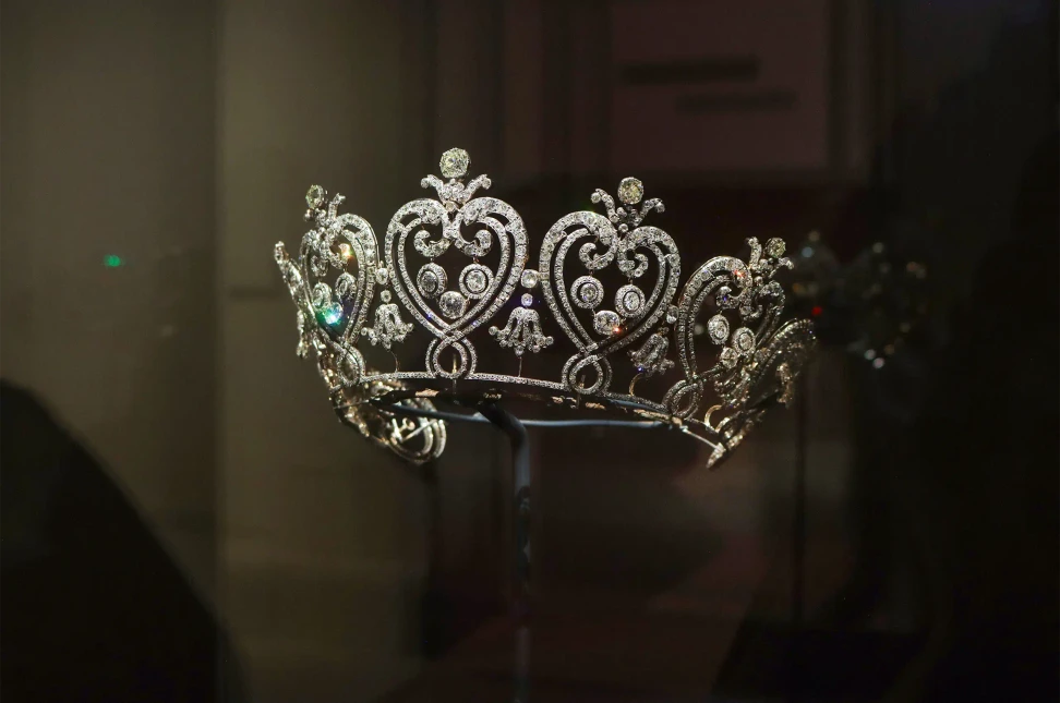 The Manchester Tiara, Cartier, 1903, created for Consuelo, Duchess of Manchester, with more than 1,000 brilliant-cut diamonds arranged in scrolling heart-shaped motifs. Victoria and Albert Museum, London