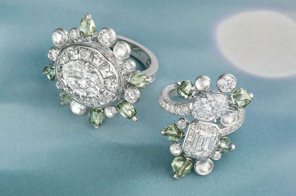 De Beers London’s Undulation cocktail ring and transformable earrings pair rare green rough diamonds with brilliant, baguette and cabochon cut diamonds in sculptural white gold designs inspired by Botswana’s Okavango Delta.