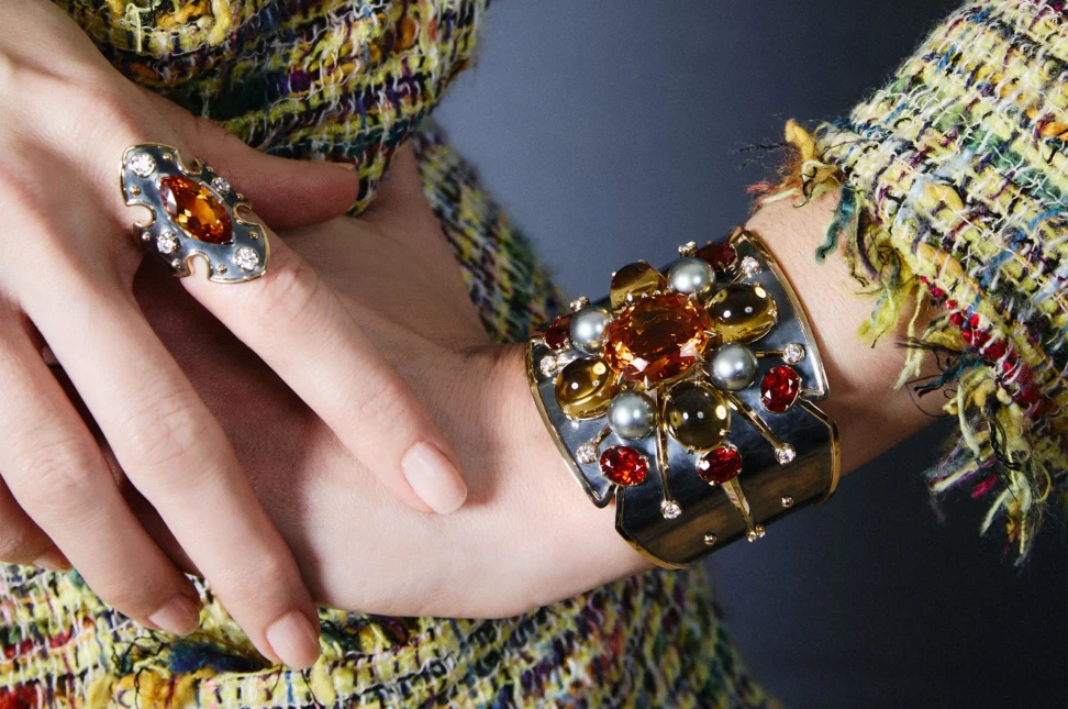 Elie Top offers the unexpected to create enchantment, by building hybrid universes
that combine complementary techniques and materials. By crossing antagonistic
aesthetics and temporalities, the designer creates unique pieces and signature
collections of contemporary French jewellery.