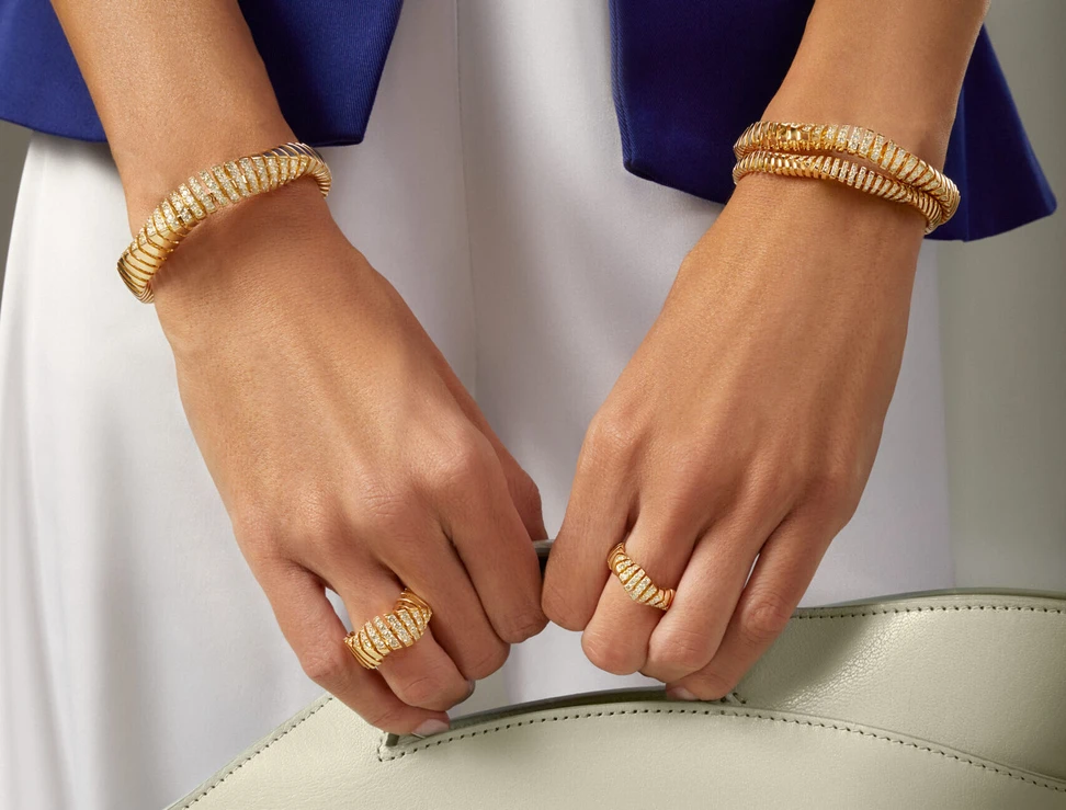 <p>FerriFirenze Crescendo bracelets and rings with champagne diamonds in 18k yellow gold</p>