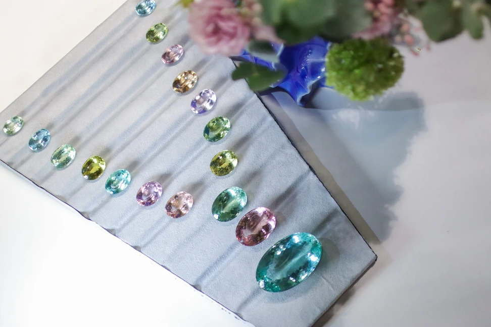 <p>17 oval beryls at the Filippo Gay booth – aquamarines, morganites, heliodors and green beryls – totalling an incredible 1,590ct</p>
