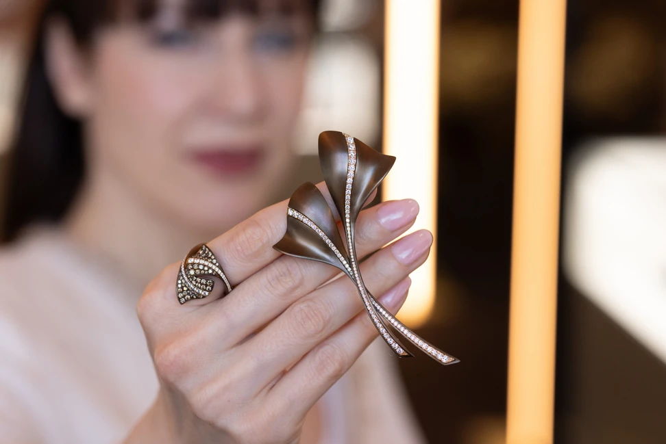 Katerina Perez spotlights pieces from the new Giorgio Visconti Like Me Chapter III collection, including the Double Ginkgo Leaf brooch with brilliant-cut diamonds in chocolate titanium and rose gold and the Contrarié Ginkgo Leaf ring in chocolate titanium set with brilliant-cut white and brown diamond pavé