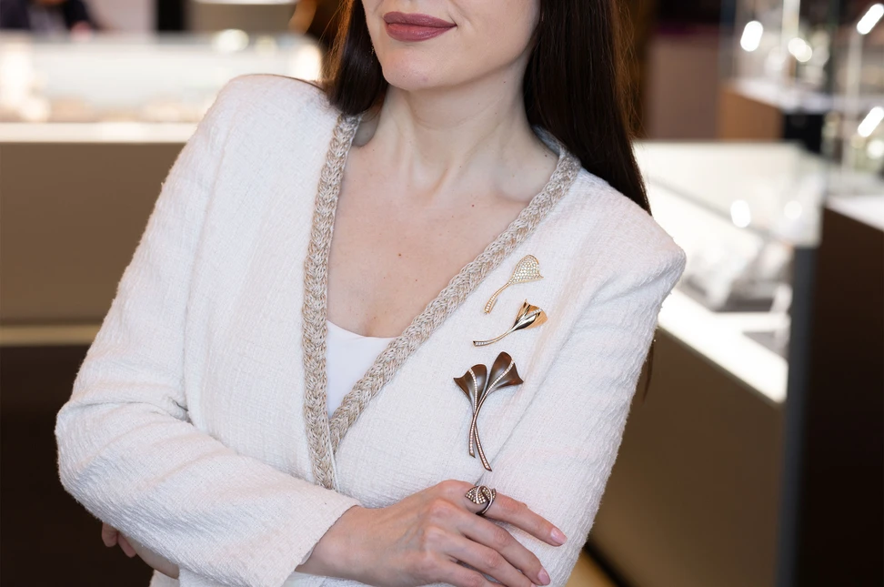 Katerina Perez wears pieces from the new Giorgio Visconti Like Me Chapter III collection, including (from top to bottom) the left-facing Ginkgo Leaf brooch with brilliant-cut diamonds in yellow gold; the right-facing Ginkgo Leaf brooch with brilliant-cut diamonds in rose and white gold, and the Double Ginkgo Leaf brooch with brilliant-cut diamonds in chocolate titanium and rose gold 