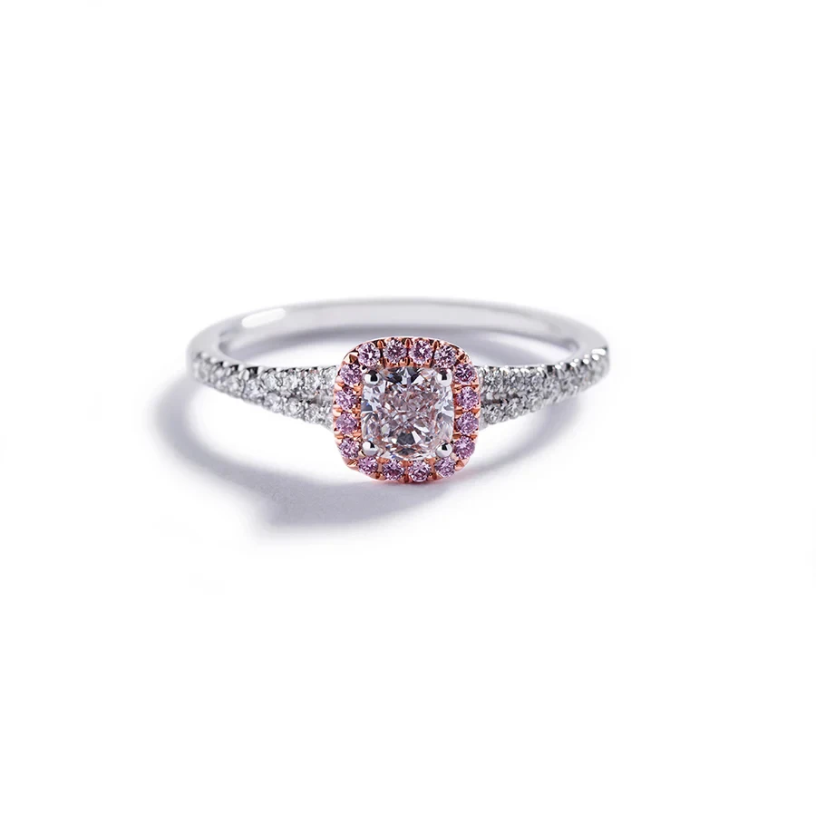 <p>Hartmann Rosetring med 0,51 ct. cushion-cut diamant og Argyle Pink brillanter</p>