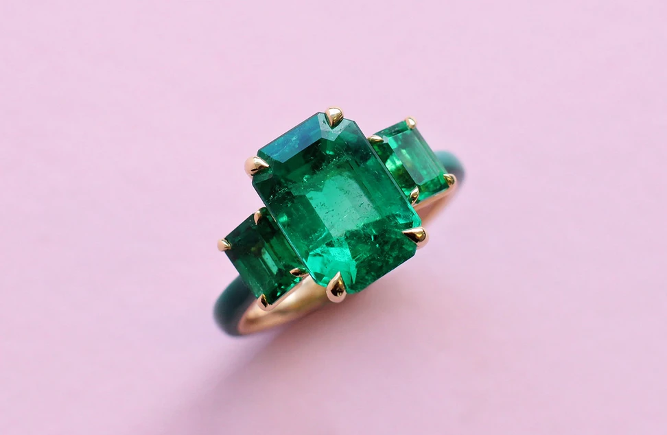 <p>Haruni Fine Jewellery ring with emeralds and enamel in yellow gold</p>