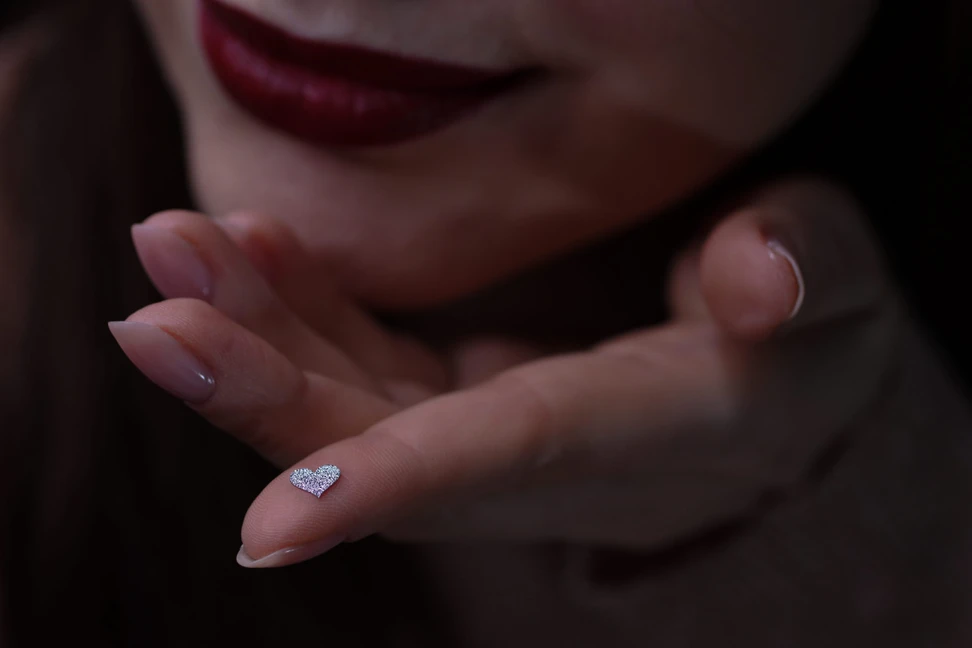 <p>A heart-shaped slice of crystalline osmium that can be set into fine and high jewellery</p>
