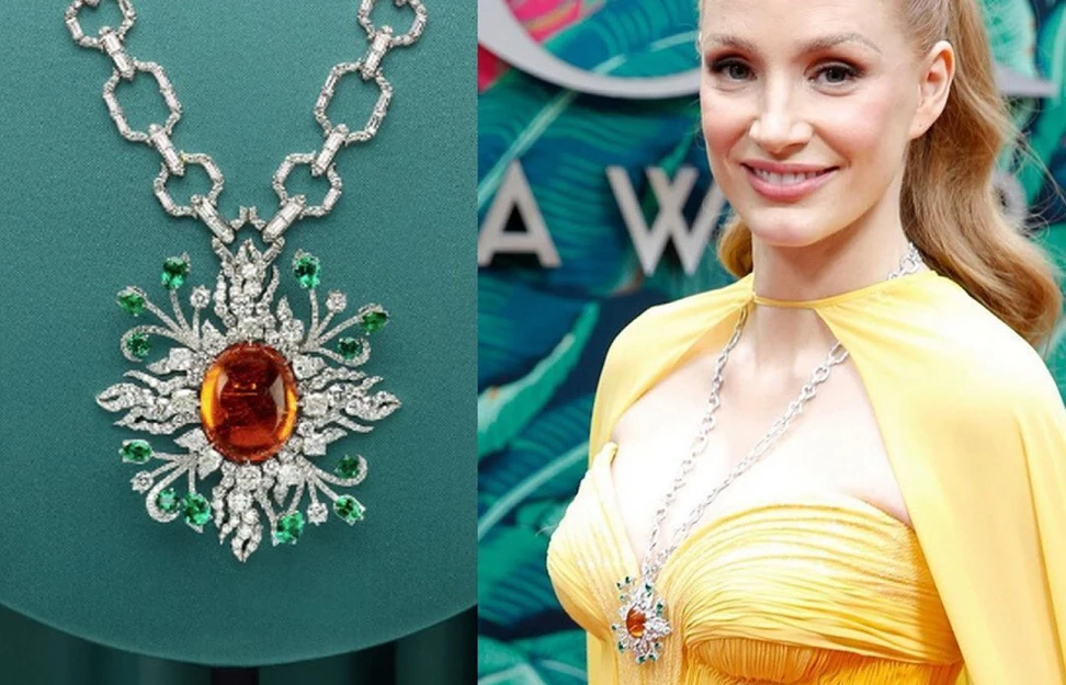 <p>Jessica Chastain at the Tony Awards 2023 wearing a Gucci High Jewellery diamond-set chain necklace, leading to a pendant featuring a central 35.9-carat mandarin garnet</p>