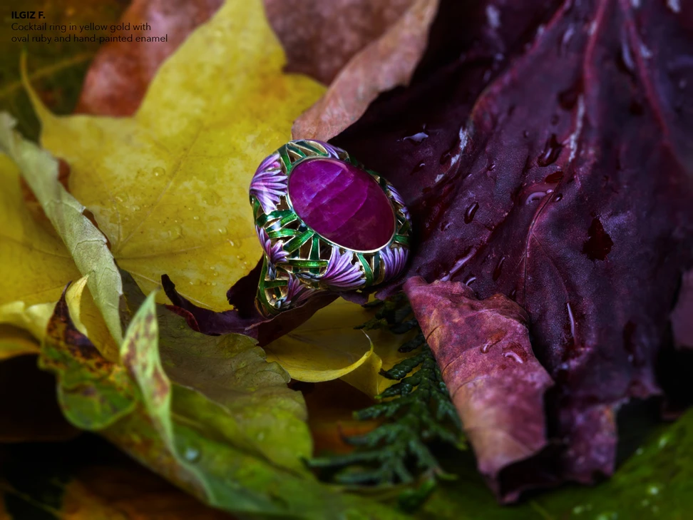 <p>Ilgiz F. cocktail ring in yellow gold with oval ruby and hand-painted enamel</p>
