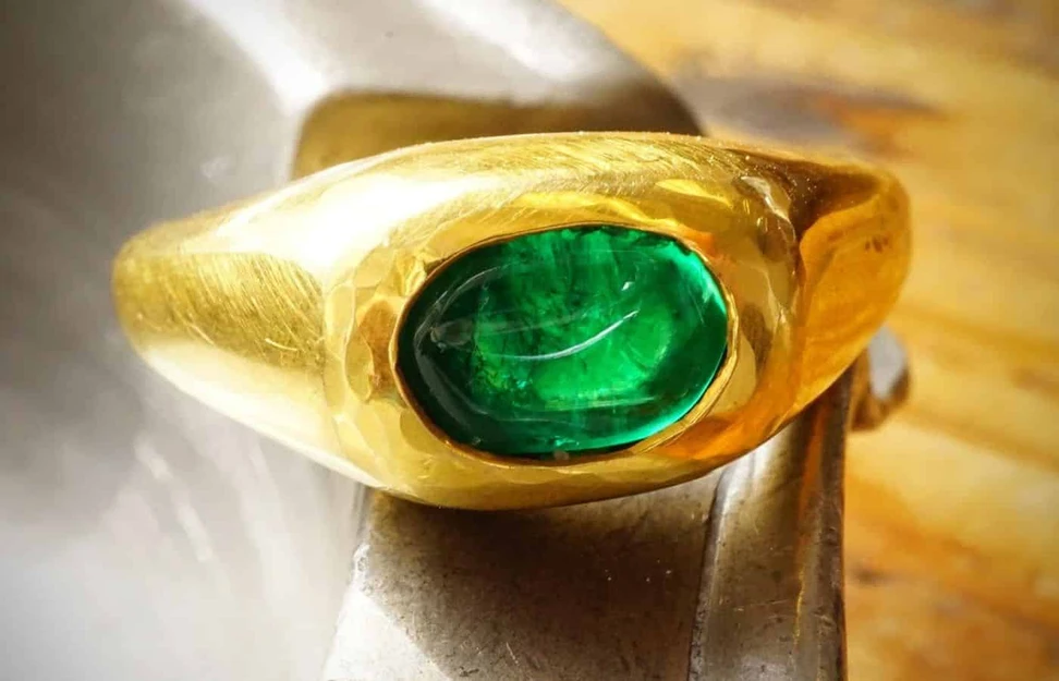 <p>An Ancient Greece-inspired Panjshir emerald cabochon ring in yellow gold in the Jogani collection</p>