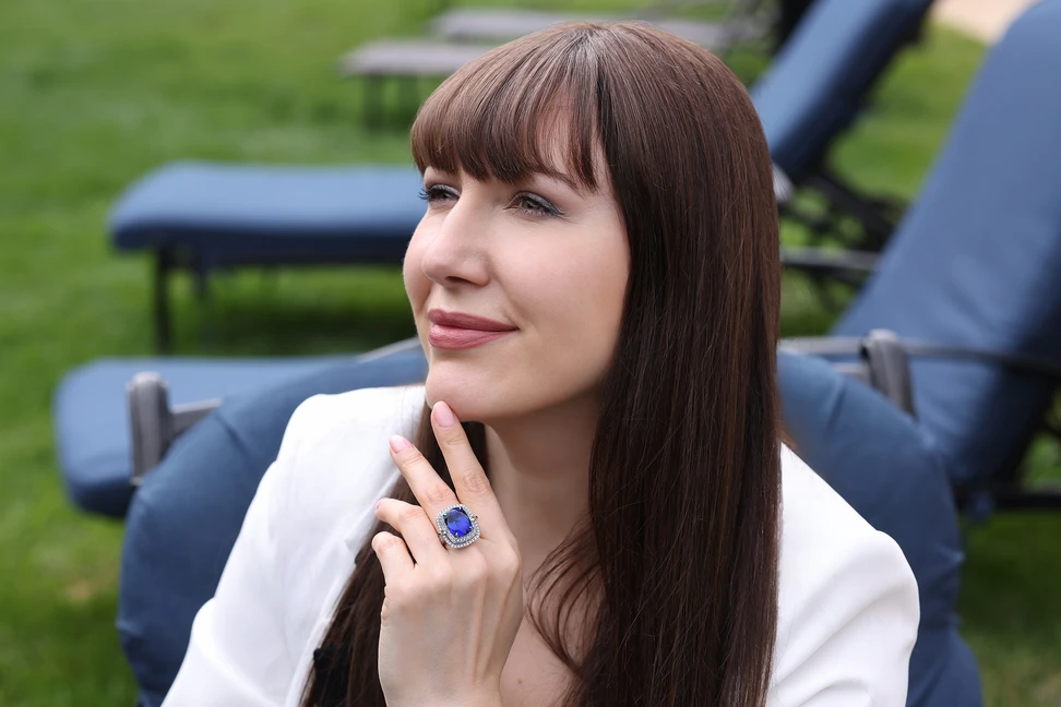 <p>Chromia New York Founder&#8217;s Collection 15.77ct cushion cut tanzanite ring with Brazilian Paraiba tourmalines and diamonds in 18k white gold</p>
