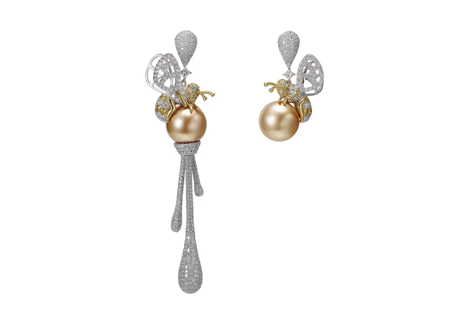 <p><span class="TextRun  BCX0 SCXP254411066" lang="EN-US" xml:lang="EN-US" data-scheme-color="@000000,," data-usefontface="true" data-contrast="none"><span class="NormalTextRun  BCX0 SCXP254411066">The Gaudium’s Nectar Edition</span></span> e<span class="TextRun  BCX0 SCXP254411066" lang="EN-US" xml:lang="EN-US" data-scheme-color="@000000,," data-usefontface="true" data-contrast="none"><span class="NormalTextRun  BCX0 SCXP254411066">arrings <span class="TextRun SCXP263013176 BCX0" lang="EN-US" xml:lang="EN-US" data-scheme-color="@000000,," data-usefontface="true" data-contrast="none"><span class="NormalTextRun SCXP263013176 BCX0">from <span class="TextRun  BCX0 SCXP163336872" lang="EN-US" xml:lang="EN-US" data-scheme-color="@000000,," data-usefontface="true" data-contrast="none"><span class="NormalTextRun  BCX0 SCXP163336872">Youngsun Nam&#8217;s</span></span> Inner Garden </span></span><span class="TextRun SCXP263013176 BCX0" lang="EN-US" xml:lang="EN-US" data-scheme-color="@000000,," data-usefontface="true" data-contrast="none"><span class="NormalTextRun SCXP263013176 BCX0">Collection</span></span><span class="TextRun SCXP263013176 BCX0" lang="EN-US" xml:lang="EN-US" data-scheme-color="@000000,," data-usefontface="true" data-contrast="none"><span class="NormalTextRun SCXP263013176 BCX0">​ in 18k gold, </span></span></span></span><span class="TextRun  BCX0 SCXP254411066" lang="EN-US" xml:lang="EN-US" data-scheme-color="@000000,," data-usefontface="true" data-contrast="none"><span class="NormalTextRun  BCX0 SCXP254411066">​diamonds, yellow sapphires and Paraiba tourmalines. The birds are depicted resting on two golden South Sea pearls</span></span></p>
