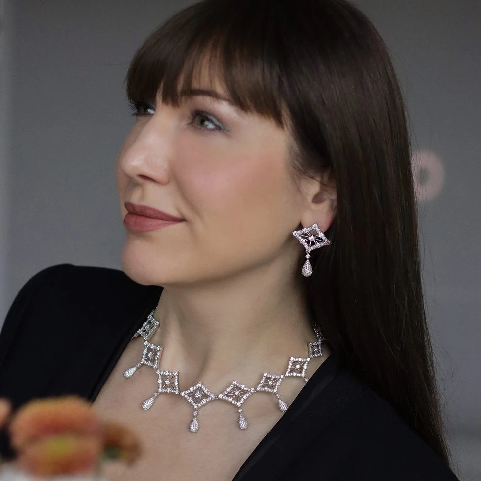 <p><span class="TextRun SCXP179898720 BCX0" lang="EN-US" xml:lang="EN-US" data-scheme-color="@000000,," data-usefontface="true" data-contrast="none"><span class="NormalTextRun SCXP179898720 BCX0">Katerina wears the Via </span></span><span class="TextRun SpellingErrorZoomed SCXP179898720 BCX0" lang="EN-US" xml:lang="EN-US" data-scheme-color="@000000,," data-usefontface="true" data-contrast="none"><span class="SCXP179898720 BCX0">Invisible</span></span><span class="TextRun SCXP179898720 BCX0" lang="EN-US" xml:lang="EN-US" data-scheme-color="@000000,," data-usefontface="true" data-contrast="none"><span class="NormalTextRun SCXP179898720 BCX0"> necklace and earrings </span></span><span class="TextRun SCXP179898720 BCX0" lang="EN-US" xml:lang="EN-US" data-scheme-color="@000000,," data-usefontface="true" data-contrast="none"><span class="NormalTextRun SCXP179898720 BCX0">from the Inner Garden Collection by Youngsun Nam </span></span><span class="TextRun SCXP179898720 BCX0" lang="EN-US" xml:lang="EN-US" data-scheme-color="@000000,," data-usefontface="true" data-contrast="none"><span class="NormalTextRun SCXP179898720 BCX0">​</span></span><span class="EOP SCXP179898720 BCX0">​</span></p>
