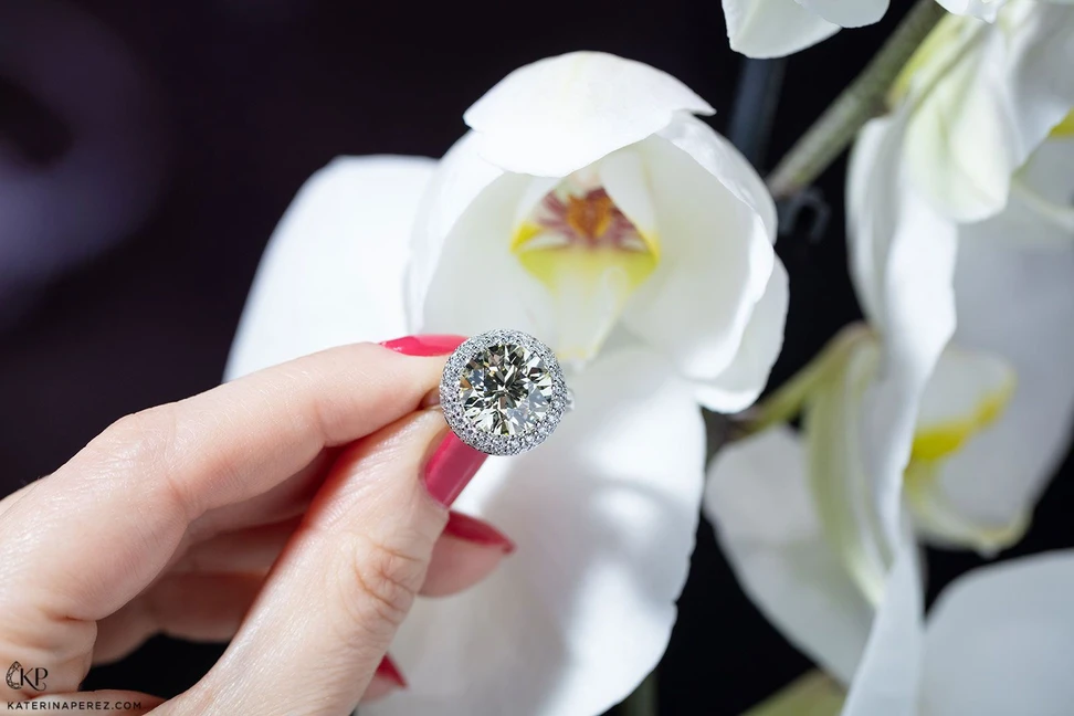 <p>Leo Wittwer solitaire ring with a 6cts diamond</p>