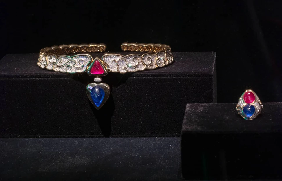 <p>Marina B Maline suite in gold, sapphire, ruby and diamond on display at The Joy of Colour Exhibition in Shenzhen China</p>