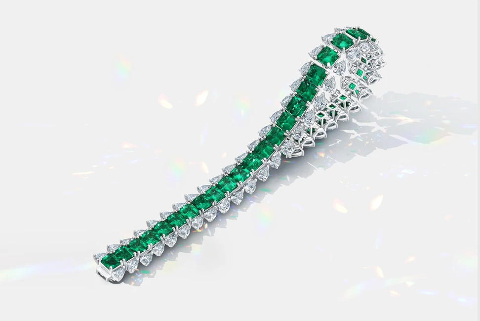 <p>Martin Katz Row emerald and diamond bracelet with 32 emerald-cut emeralds and 64 pear-shaped diamonds set in platinum ©martinkatzjewels</p>
